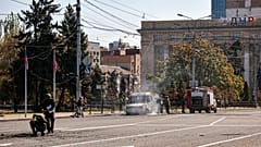 Investigadores trabajan en el lugar donde se quemó un vehículo tras un bombardeo en Donetsk, 17 de septiembre de 2022