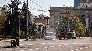 Investigadores trabajan en el lugar donde se quemó un vehículo tras un bombardeo en Donetsk, 17 de septiembre de 2022