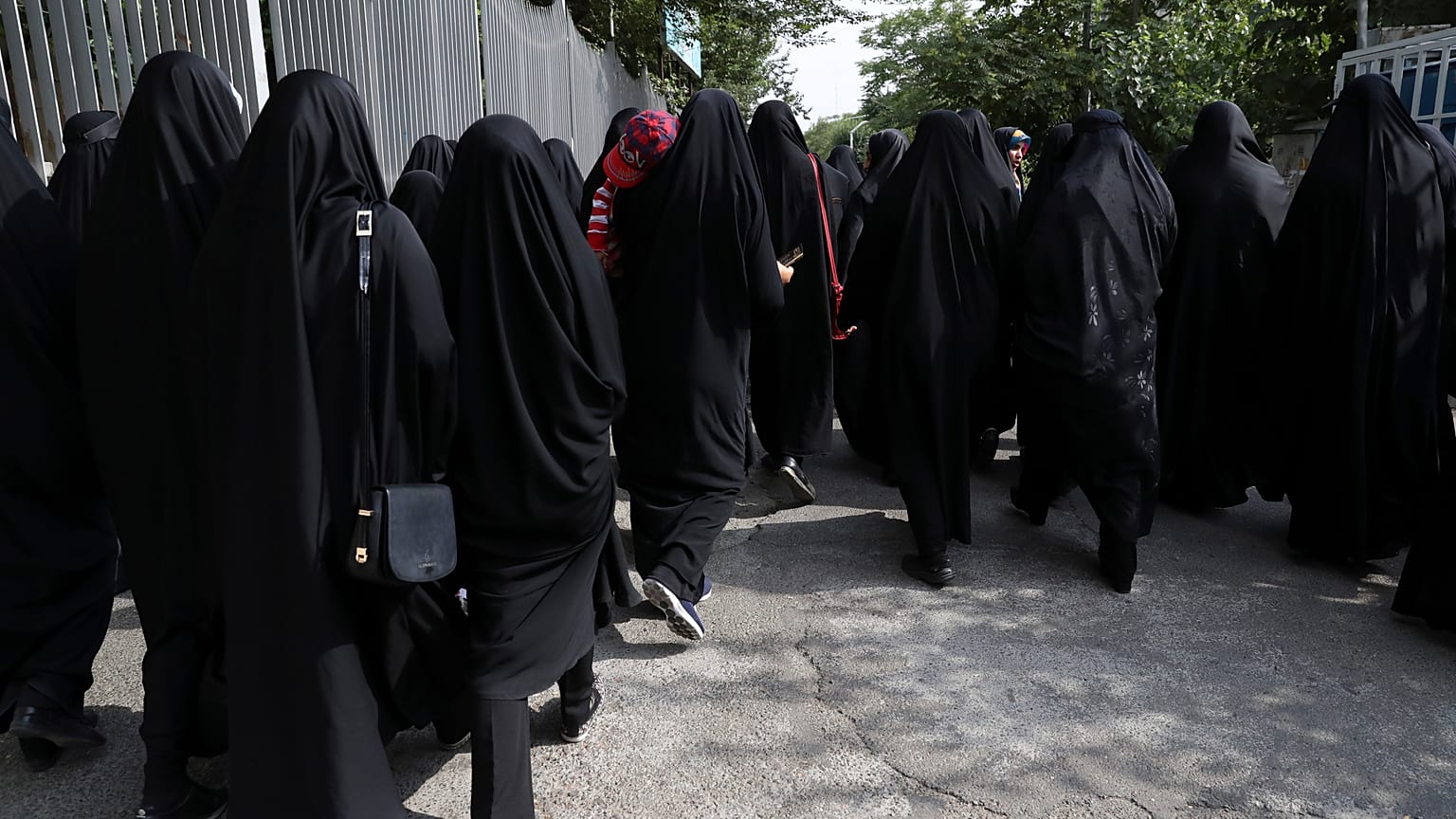 Teheráni nők a szabályoknak megfelelő ruhába öltözve / Képünk illusztráció