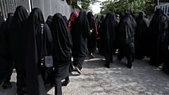 Teheráni nők a szabályoknak megfelelő ruhába öltözve / Képünk illusztráció