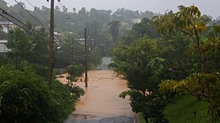 Una carretera se inunda por las lluvias del huracán Fiona en Cayey, Puerto Rico, el domingo 18 de septiembre de 2022.