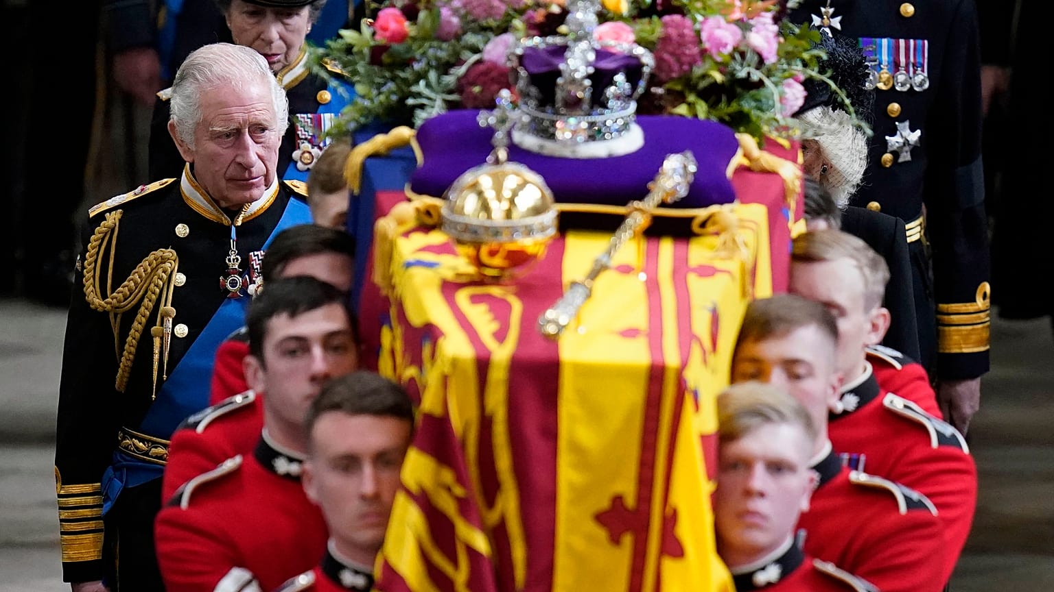 El rey Carlos III y los miembros de la familia real siguen detrás del féretro de la reina Isabel II