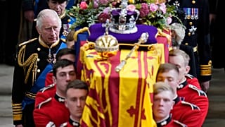 El rey Carlos III y los miembros de la familia real siguen detrás del féretro de la reina Isabel II