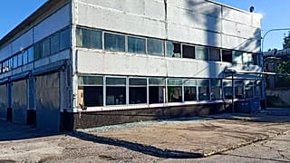 Az atomerőmű melléképületeinek ablakai kitörtek a detonációtól, személyi sérülés nem történt