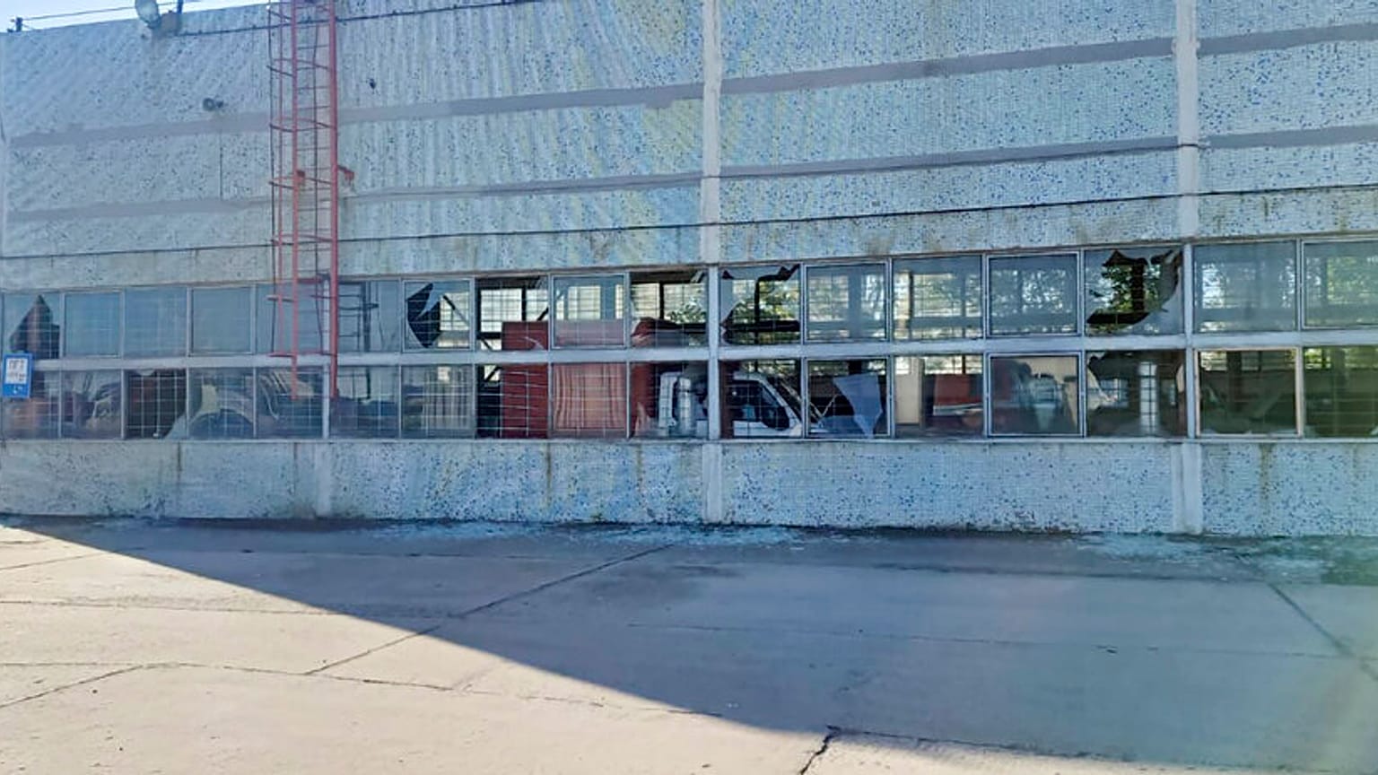 I danni esterni riportati dalla centrale colpita. (19.9.2022)
