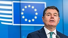 O Presidente do Eurogrupo, Paschal Donohoe, fala durante uma conferência de imprensa no edifício do Conselho Europeu em Bruxelas 