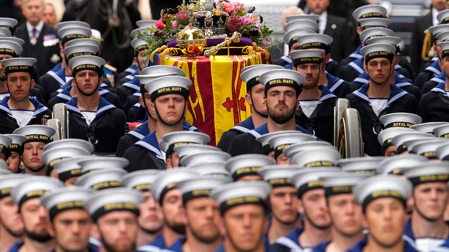 Tengerészek kísérik a királynő koporsóját a Westminster apátságba