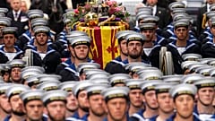 Tengerészek kísérik a királynő koporsóját a Westminster apátságba