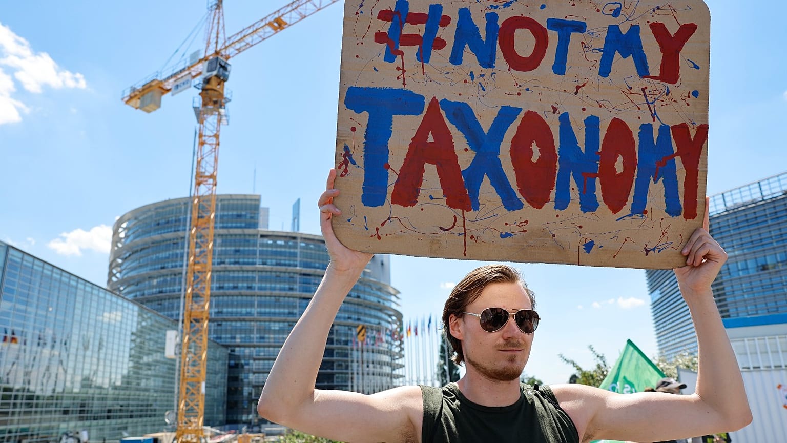 Un'immagine della protesta contro l'inclusione di gas e nucleare nella tassonomia europea al Parlamento di Strasburgo, nel luglio 2022