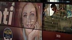 Un cartel de la candidata Giorgia Meloni, en un autobús en Roma, el viernes 16 de septiembre de 2022.
