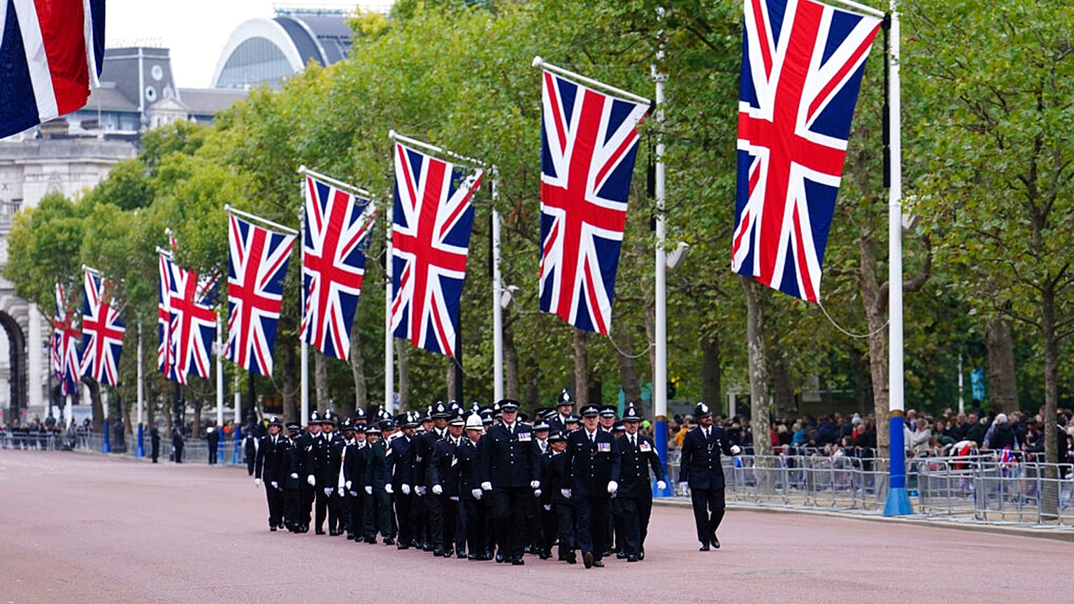 Agentes de policía caminan por The Mall, en el centro de Londres, el día del funeral de la reina Isabel II
