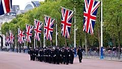 Agentes de policía caminan por The Mall, en el centro de Londres, el día del funeral de la reina Isabel II