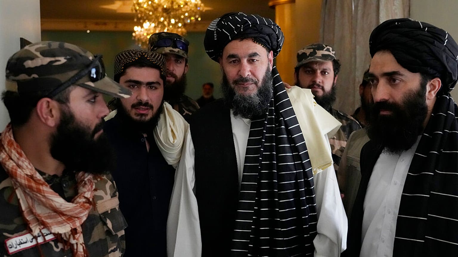 El exprisionero, Noorzai, habla durante su ceremonia de liberación, en el Hotel Intercontinental, en Kabul, Afganistán