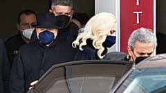 Silvio Berlusconi mentre esce dall'ospedale (Gennaio 2022)