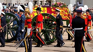 Kraliçe II. Elizabeth'in naaşı kortej eşliğinde top arabasında taşındı