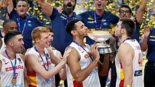 Los españoles Sebas Saiz, a la izquierda, y Juancho Hernangomez, a la derecha, besan el trofeo tras ganar la final del Eurobasket