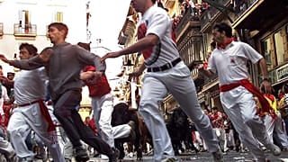 Lâcher de taureaux à Pampelune (Espagne), le 09/07/2000 - archives