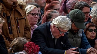 Fervor popular ante el cortejo fúnebre de la reina Isabel II