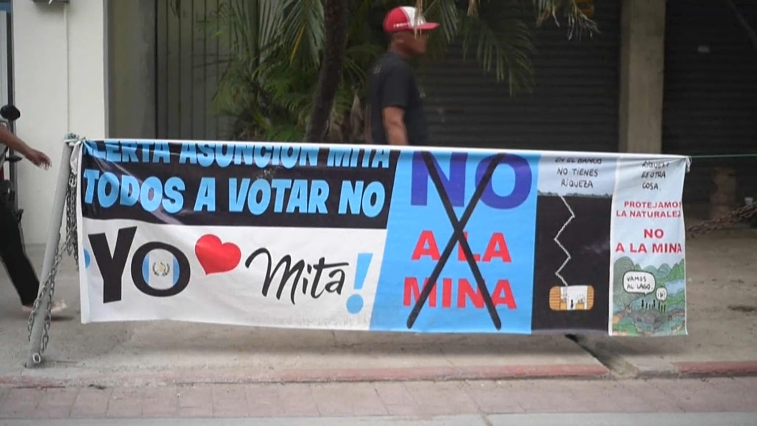 Una pancarta contra la mina de Cerro Blanco.