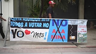 Una pancarta contra la mina de Cerro Blanco.