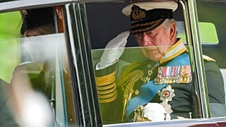 III. Károly brit uralkodó édesanyja temetésén