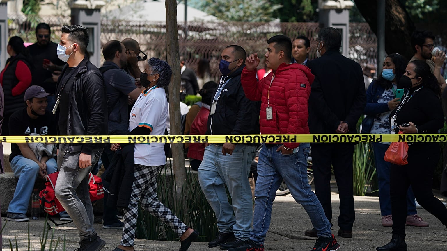 La gente camina hacia un punto de encuentro en la avenida Paseo de la Reforma como parte de un simulacro realizado para conmemorar el aniversario de los terremotos