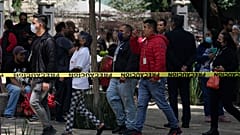 La gente camina hacia un punto de encuentro en la avenida Paseo de la Reforma como parte de un simulacro realizado para conmemorar el aniversario de los terremotos
