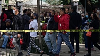 La gente camina hacia un punto de encuentro en la avenida Paseo de la Reforma como parte de un simulacro realizado para conmemorar el aniversario de los terremotos