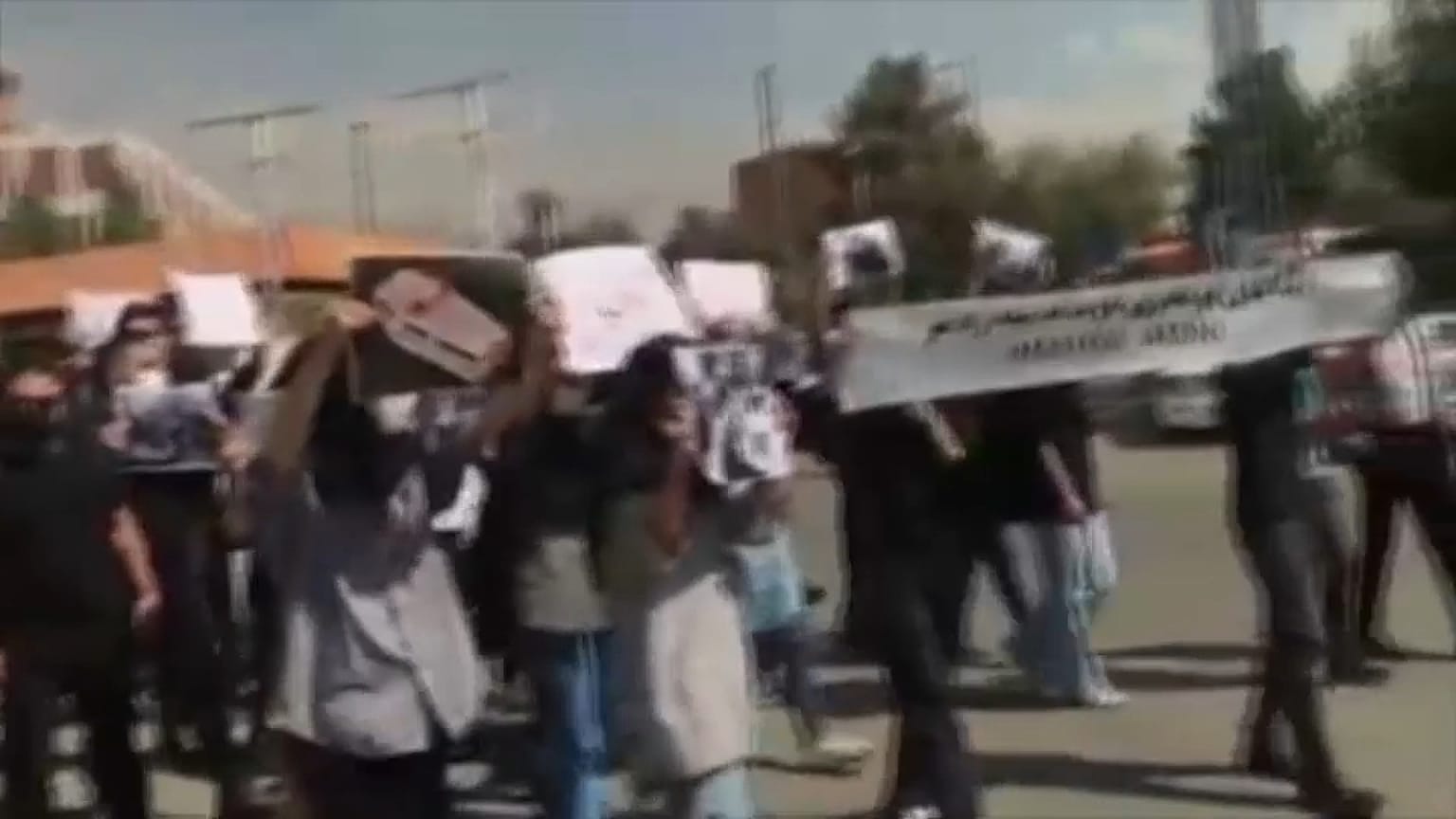 صورة مجتزأة من فيديو للاحتجاجات في إيران 
