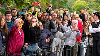 Asistentes durante el traslado del féretro de Isabel II. 