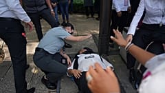 Специалист помогает женщине с приступом паники после эвакуации из-за землетрясения в Мехико