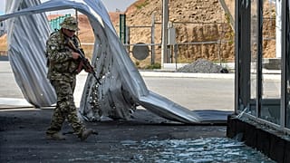 Киргизский военнослужащий на пограничном пункте после обстрела
