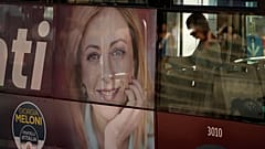 Ein Poster von Italiens Rechtsaußen-Kandidatin Giorgia Meloni auf einem Bus in Rom