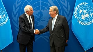 Ο Ζοζέπ Μπορέλ ανταλλάσσει χειραψία με τον Γ.Γ του ΟΗΕ στη Νέα Υόρκη