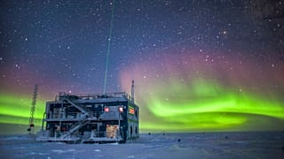 Die NOAA-Forschungsstation in der Nähe des South Pole Atmospheric Research Observatory in der Antarktis, mit Polarlichtern. Foto veröffentlicht im Jahr 2018
