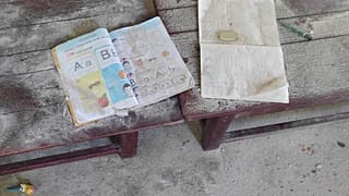 Помещения школы в округе Сикайн после авиаудара