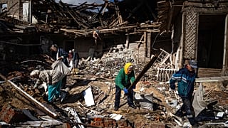 Жители Изюма собирают все, что может пригодиться в качестве дров 