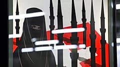 پوستر طراحی شده از سوی راست افراطی سوئیس علیه زنان جهادی