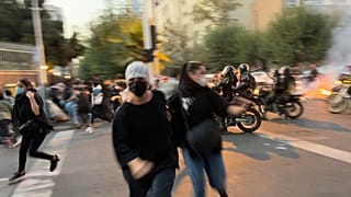 دختران جوان در صف اول اعتراض‌ها