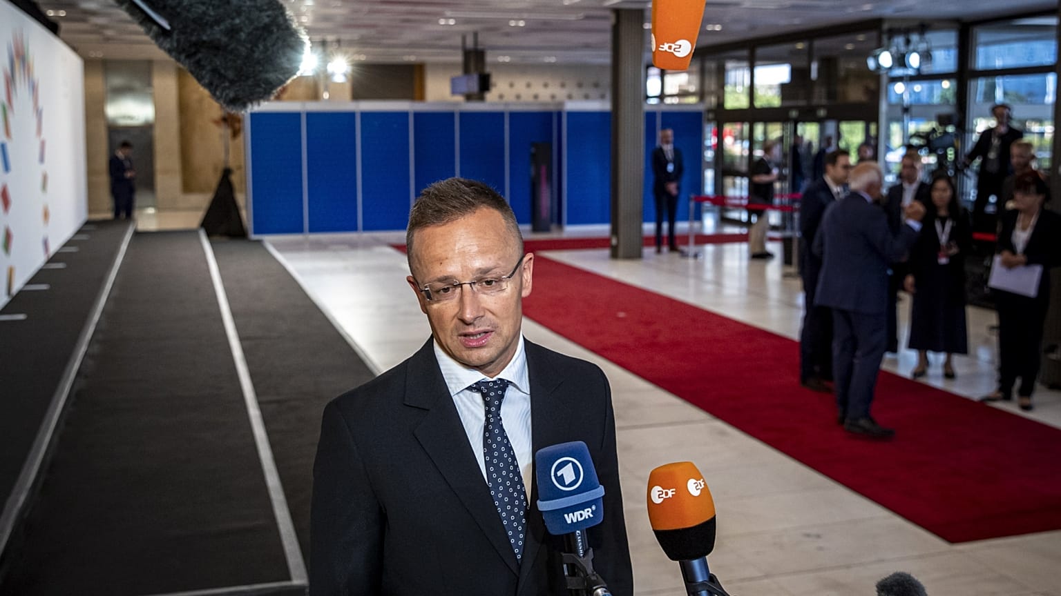 A külgazdasági és külügyminiszter a sajtó képviselőinek nyilatkozik