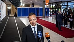 A külgazdasági és külügyminiszter a sajtó képviselőinek nyilatkozik
