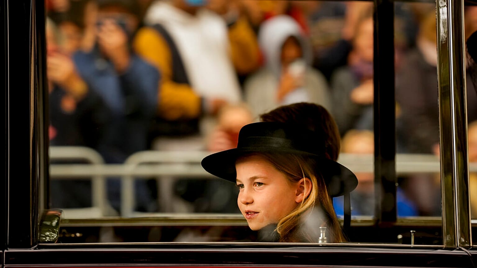 Prinzessin Charlotte mit Bruder George im Auto