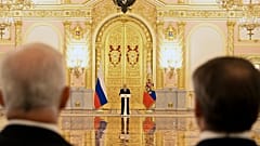 Президент РФ обращается к послам в Кремле
