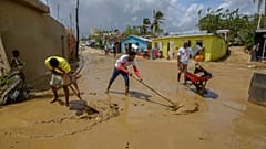 Menschen in Higuey in der Dominikanischen Republik bei Aufräumarbeiten