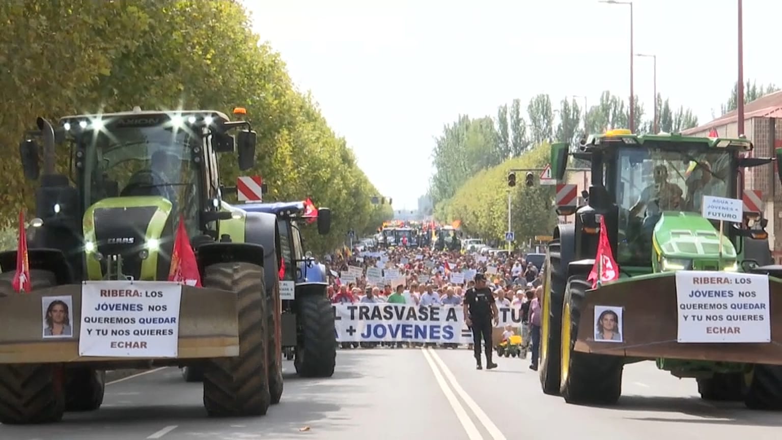 Protesta de cientos de agricultores españoles contra el trasvase del río Duero a Portugal, el 19 de septiembre de 2022.
