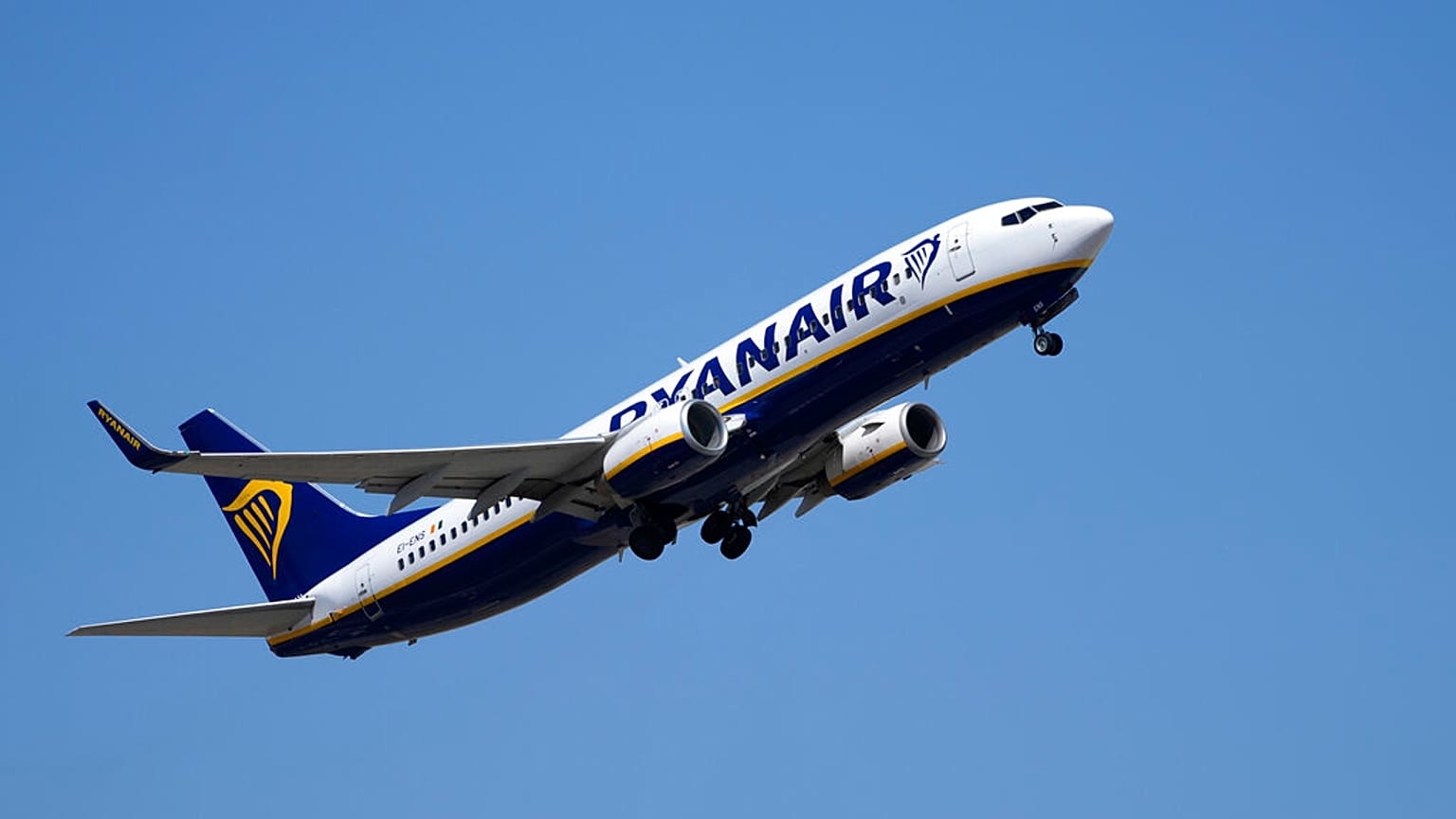 Eine Ryanair Boeing 737 hebt ab 