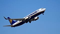 Eine Ryanair Boeing 737 hebt ab 