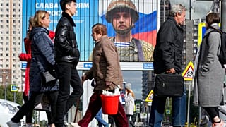 Poster zur Ehre russischer Soldaten in der Ukraine in St. Petersburg