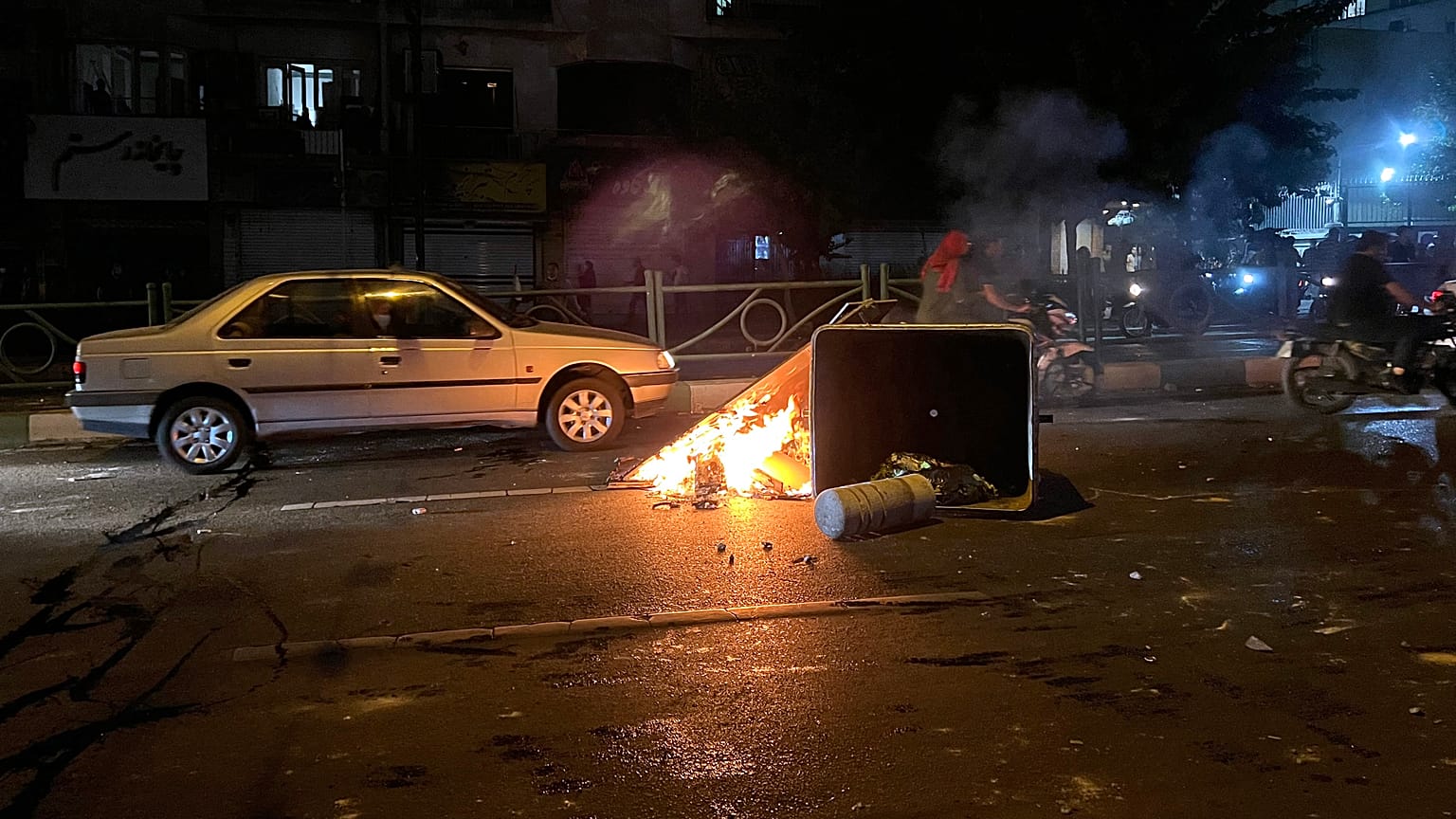 As manifestações de protesto pema morte de Mahsa Amini chegaram também à capital iraniana