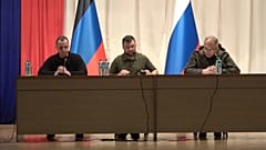 Sitzung in Donezek mit Denis Pushilin (Bildmitte), Kopf der selbsternannten Volksrepublik Donezk